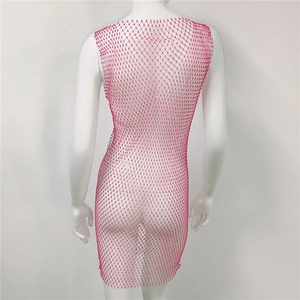 Détails du dos d'une robe en maille rose avec strass et motifs évidés en filet de pêche