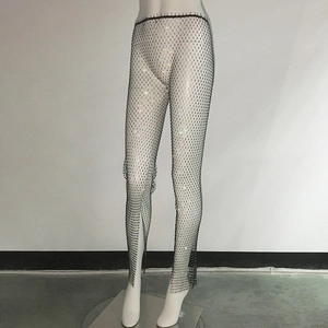 Détail du legging résille noir avec strass colorés et fente latérale sur la jambe