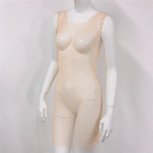 Détails de la robe en maille sexy avec des strass scintillants sur tissu couleur chair