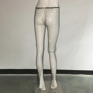 Vue arrière détaillée du legging résille brillant avec strass et fente au design élastique