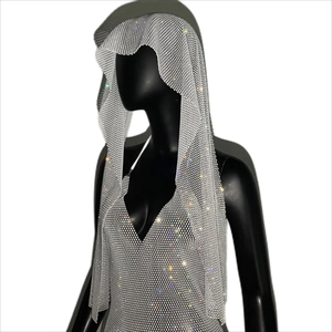 Détail du haut à capuche en maille strass argentée avec col en V profond et cristaux