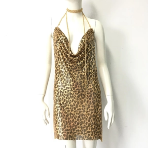 Detail eines Paillettenkleids mit Leopardenmuster, Metallgewebe und Neckholder-Ausschnitt