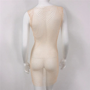 Détail du tissu résille haute densité avec strass sur une mini robe dos nu sexy