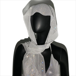 Vue détaillée du haut à licou en maille strass argentée avec capuche assortie sur un mannequin