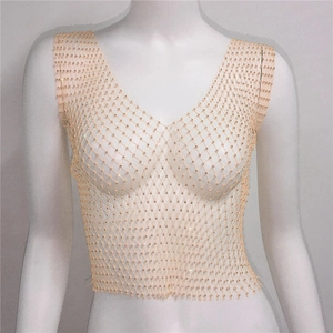 Détail du haut court en maille beige avec strass scintillants sur un mannequin