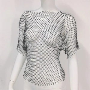 Détail du haut en maille noire orné de strass brillants sur un mannequin blanc