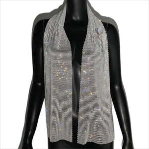 Vue détaillée du tissu résille à strass brillants sur un haut sexy à col en V dos nu