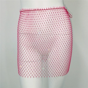 Détail d'une jupe résille rose avec des strass étincelants sur le tissu en maille fine