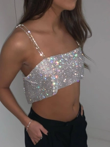 Haut court argenté orné de strass brillants avec fines bretelles pour soirée