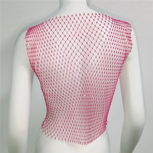 Détail du haut en résille rouge rose avec des perles scintillantes en motif de grille