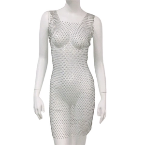 Robe moulante scintillante en résille argentée avec strass et col carré sans manches