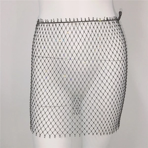 Détail de la mini-jupe en résille noire avec strass colorés sur tissu élastique maille