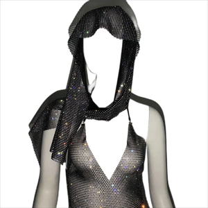 Détail du foulard en résille noire et du haut avec des strass colorés scintillants