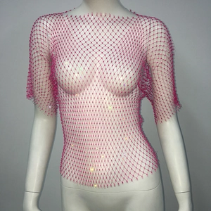 Détail du haut en résille rose vif avec des strass étincelants sur les mailles