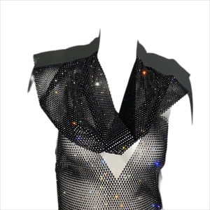 Détail du haut sexy en maille strass noire avec une finition quadrillée scintillante