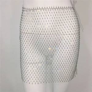 Détail d'une jupe en résille à strass avec grille de diamants scintillante et lien à nouer