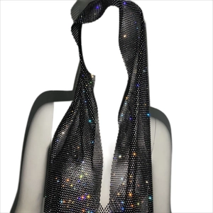 Détail d'un foulard en résille noire avec des strass étincelants multicolores et maille