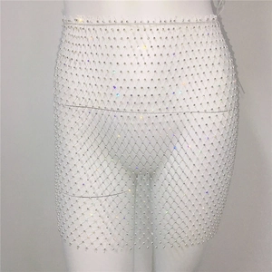 Vue détaillée de la jupe en maille blanche avec strass scintillants et tissage délicat