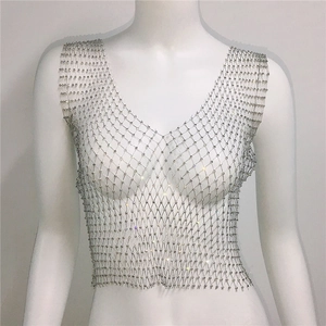 Vue détaillée du gilet en résille argentée avec strass et texture grillagée brillante