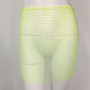 Détail de la jupe résille vert néon avec strass et maille ajourée à haute élasticité