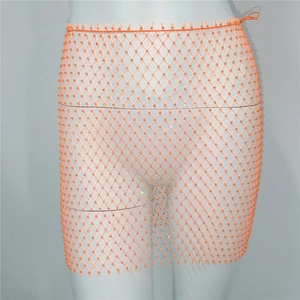 Détail de la jupe en résille orange montrant des strass étincelants et la texture maille