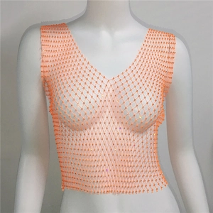 Détail du haut en maille orange fluo avec strass brillants et coupe courte à col en V