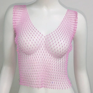Détail du gilet résille rose avec paillettes scintillantes et mailles en perles