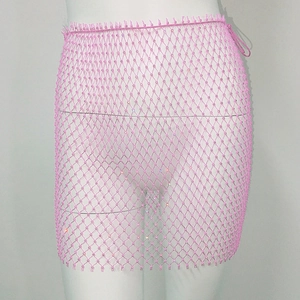 Détail macro d'une mini-jupe rose en résille avec perles brillantes et texture maille