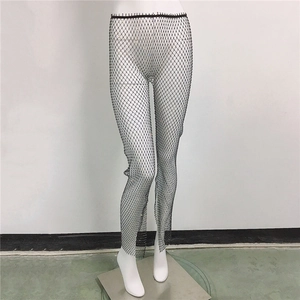 Détails de strass argentés brillants sur le pantalon en résille noire élastique pour femme
