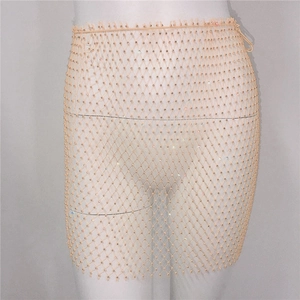 Détail de la jupe résille à strass abricot avec maille élastique et taille à cordon