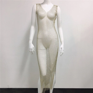 Détail de strass dorés scintillants sur une robe de soirée sexy en maille filet
