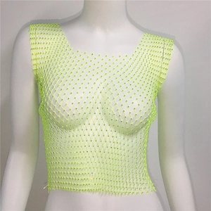 Détail de débardeur en maille vert néon avec des strass scintillants et texture résille