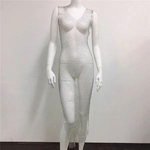 Vue détaillée de la robe en maille argentée avec strass scintillants et col en V sans manches