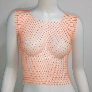 Détail du débardeur en résille orange orné de strass pour un style de soirée sexy