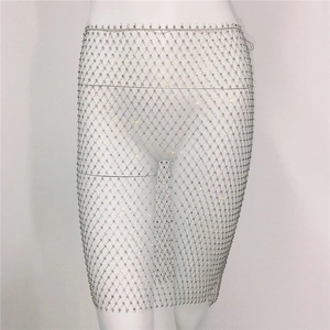 Détails macro d'un tissu en maille strass argenté sur une mini-jupe évidée sexy pour femme