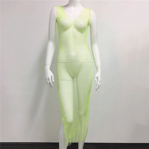 Vue détaillée du tissu en maille jaune fluo avec des strass scintillants sur la robe