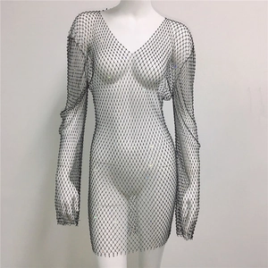 Détail de la maille filet noire ornée de strass multicolores brillants pour soirée
