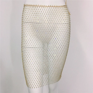 Vue détaillée de la jupe en maille dorée scintillante avec strass et texture filet ajouré