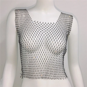 Détail d'un crop top en maille noire avec strass colorés et tissage résille ajouré élégant