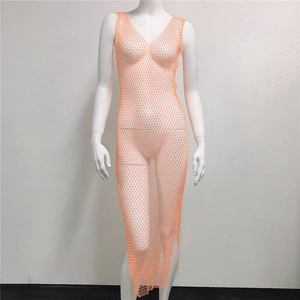 Détail de la robe résille orange vif ornée de strass brillants avec un col en V élégant