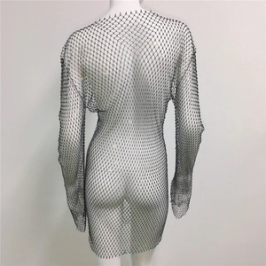 Vue arrière détaillée d'une robe en maille noire à manches longues avec strass colorés