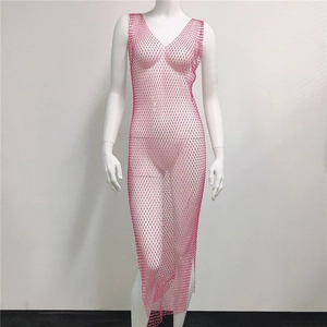 Détail de la robe en résille rose fuchsia avec ornements en strass brillants