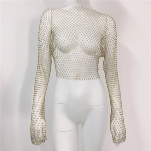 Detail von goldenem Mesh-Crop-Top mit glitzerndem Kristallgitter-Design für Partys
