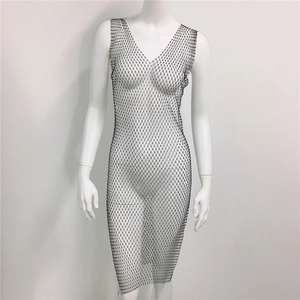 Détails d'une robe en résille noire ornée de strass brillants avec un décolleté en V profond