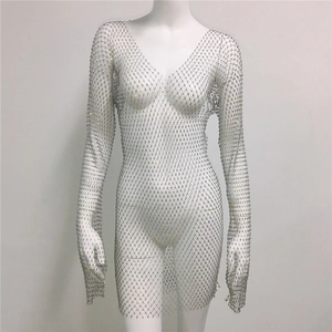 Détails de la robe en résille argentée ornée de strass brillants et de manches longues