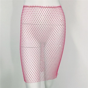 Détail macro de la jupe en maille rose vif ornée de strass brillants et cristaux de luxe