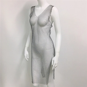 Détail de la robe résille noire à strass avec fente latérale haute et décolleté en V