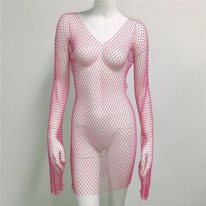 Détails de strass étincelants sur la robe résille rose à manches longues de fête