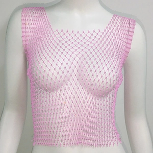 Détails rapprochés d'un haut en résille rose avec strass brillants et motifs diamant