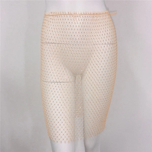 Vue détaillée de la jupe en maille scintillante à strass avec taille élastique souple